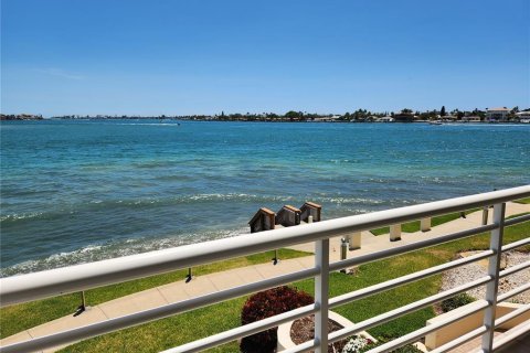 Condo in Saint Petersburg, Florida, 2 bedrooms  № 2205952 - photo 2