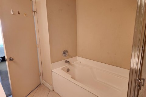 Condo in Saint Petersburg, Florida, 2 bedrooms  № 2205952 - photo 14