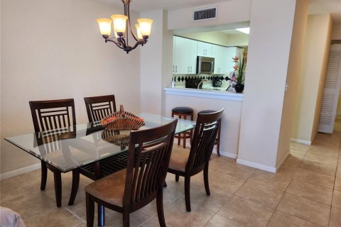 Condo in Saint Petersburg, Florida, 2 bedrooms  № 2205952 - photo 7