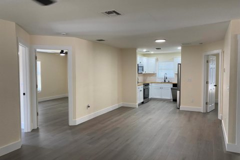 House in Deerfield Beach, Florida 4 bedrooms, 132.85 sq.m. № 2382150 - photo 5