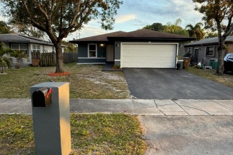 House in Deerfield Beach, Florida 4 bedrooms, 132.85 sq.m. № 2382150 - photo 15