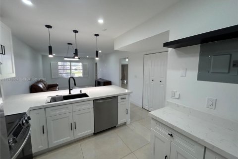 Condo in Hollywood, Florida, 1 bedroom  № 2044493 - photo 9