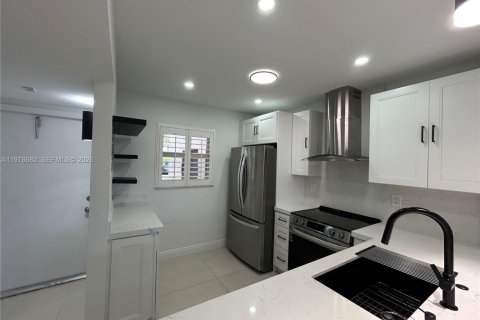 Condo in Hollywood, Florida, 1 bedroom  № 2044493 - photo 7