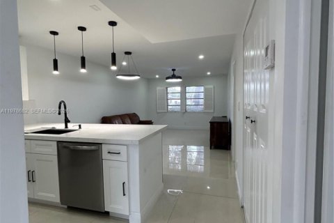 Condo in Hollywood, Florida, 1 bedroom  № 2044493 - photo 5