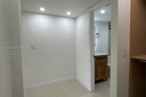 Condo in Hollywood, Florida, 1 bedroom  № 2044493 - photo 22