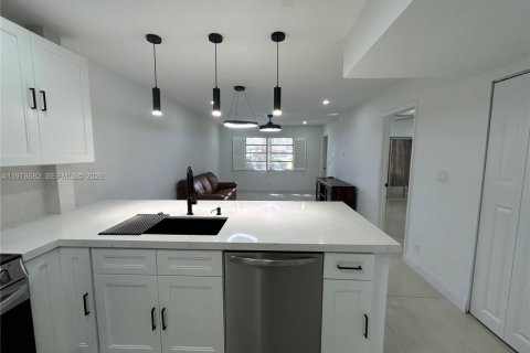 Condo in Hollywood, Florida, 1 bedroom  № 2044493 - photo 11