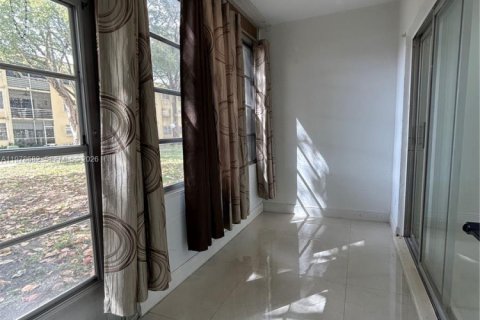 Condo in Hollywood, Florida, 1 bedroom  № 2044493 - photo 16