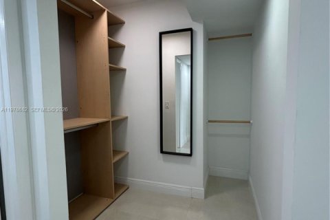 Condo in Hollywood, Florida, 1 bedroom  № 2044493 - photo 23