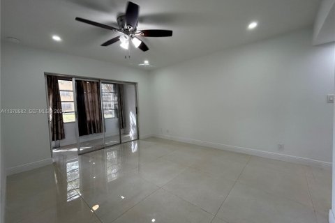 Condo in Hollywood, Florida, 1 bedroom  № 2044493 - photo 18