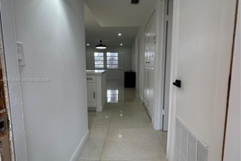 Condo in Hollywood, Florida, 1 bedroom  № 2044493 - photo 4