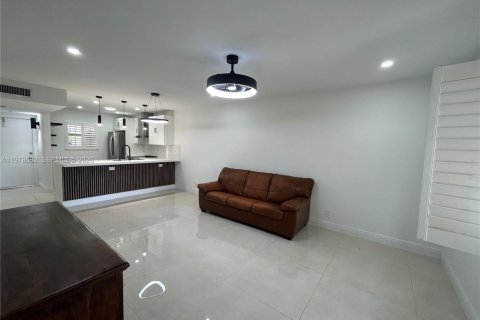 Condo in Hollywood, Florida, 1 bedroom  № 2044493 - photo 14