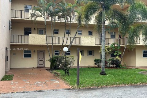 Condo in Hollywood, Florida, 1 bedroom  № 2044493 - photo 2