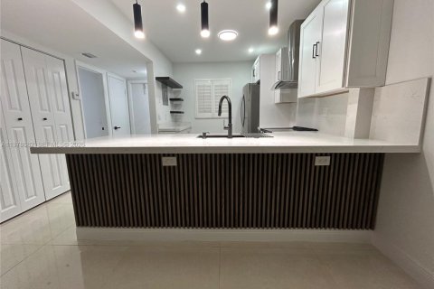 Condo in Hollywood, Florida, 1 bedroom  № 2044493 - photo 15