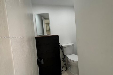 Condo in Hollywood, Florida, 1 bedroom  № 2044493 - photo 12