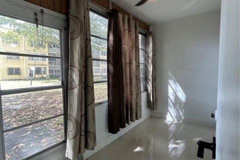 Condo in Hollywood, Florida, 1 bedroom  № 2044493 - photo 17