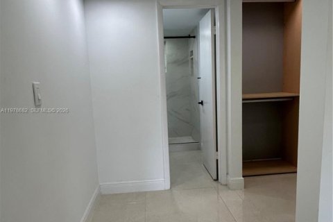 Condo in Hollywood, Florida, 1 bedroom  № 2044493 - photo 21