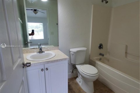 House in Lehigh Acres, Florida 4 bedrooms, 153.29 sq.m. № 1958912 - photo 12