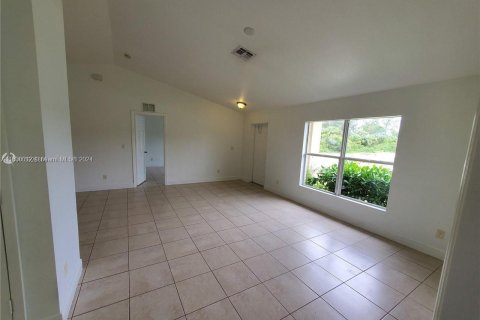 House in Lehigh Acres, Florida 4 bedrooms, 153.29 sq.m. № 1958912 - photo 5