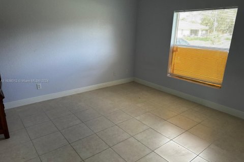 House in Lehigh Acres, Florida 4 bedrooms, 153.29 sq.m. № 1958912 - photo 28