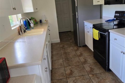 House in Lehigh Acres, Florida 4 bedrooms, 153.29 sq.m. № 1958912 - photo 18