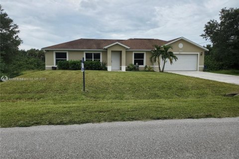 House in Lehigh Acres, Florida 4 bedrooms, 153.29 sq.m. № 1958912 - photo 14