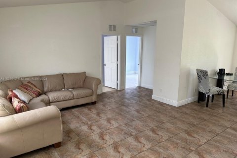 House in Lehigh Acres, Florida 4 bedrooms, 153.29 sq.m. № 1958912 - photo 26