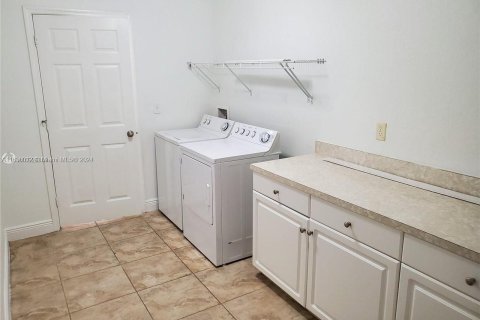 House in Lehigh Acres, Florida 4 bedrooms, 153.29 sq.m. № 1958912 - photo 23