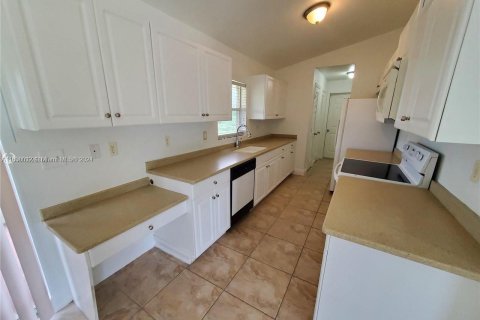 House in Lehigh Acres, Florida 4 bedrooms, 153.29 sq.m. № 1958912 - photo 22