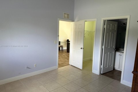 House in Lehigh Acres, Florida 4 bedrooms, 153.29 sq.m. № 1958912 - photo 29