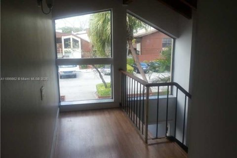 Condo in Miami, Florida, 3 bedrooms  № 1952494 - photo 2