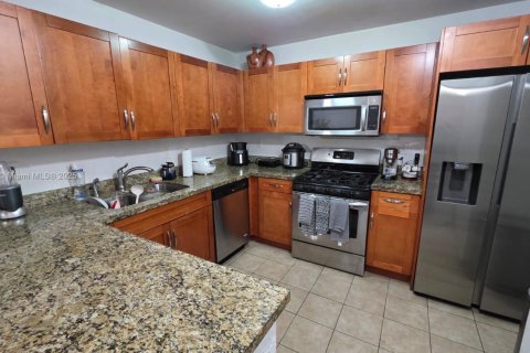 Condo in Miami, Florida, 3 bedrooms  № 1952494 - photo 11