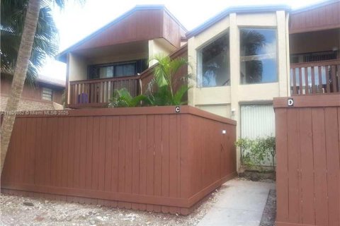 Condo in Miami, Florida, 3 bedrooms  № 1952494 - photo 1