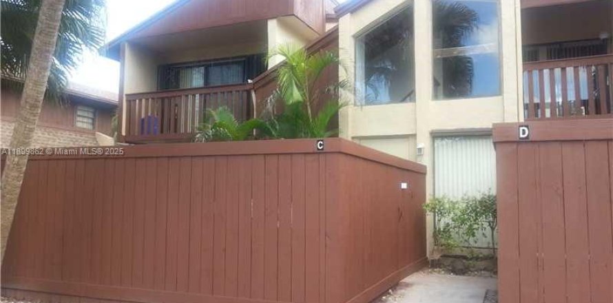 Condo in Miami, Florida, 3 bedrooms  № 1952494