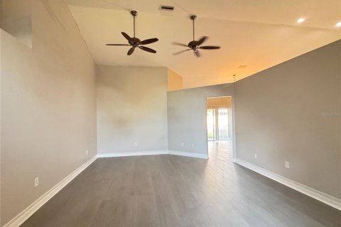 Villa ou maison à louer à Wesley Chapel, Floride: 3 chambres, 151.62 m2 № 2387744 - photo 4