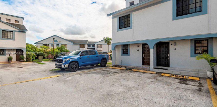 Кондоминиум с 3 спальнями в Майами, Флорида № 1923244