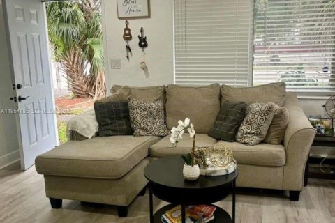 House in Fort Lauderdale, Florida 2 bedrooms, 61.32 sq.m. № 2008448 - photo 9
