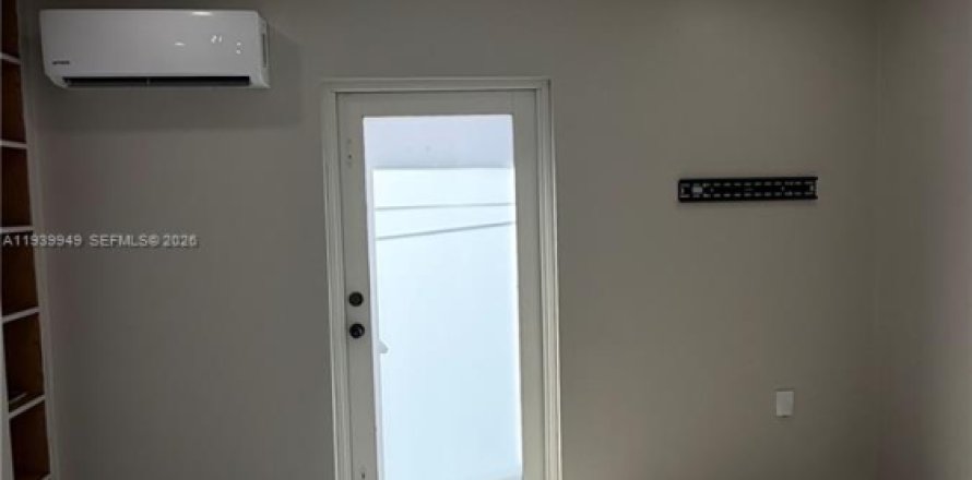 Immobilier commercial à Sweetwater, Floride 1 chambre, 263.84 m2 № 1997122