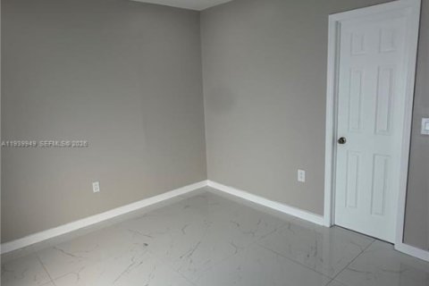 Immobilier commercial à louer à Sweetwater, Floride: 1 chambre, 263.84 m2 № 1997122 - photo 3
