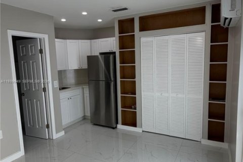 Immobilier commercial à louer à Sweetwater, Floride: 1 chambre, 263.84 m2 № 1997122 - photo 4