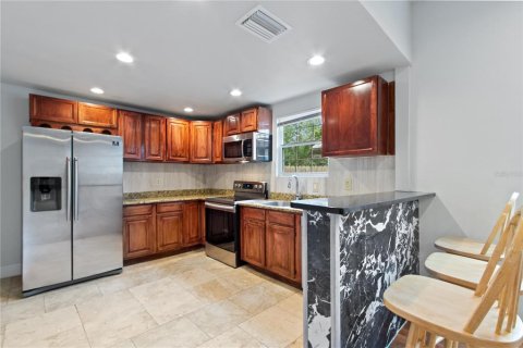 House in Tampa, Florida 4 bedrooms, 122.91 sq.m. № 1256993 - photo 8