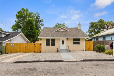 Casa en venta en Tampa, Florida, 4 dormitorios, 122.91 m2 № 1256993 - foto 1