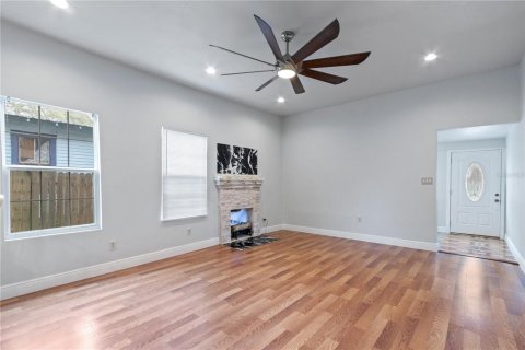 Casa en venta en Tampa, Florida, 4 dormitorios, 122.91 m2 № 1256993 - foto 5
