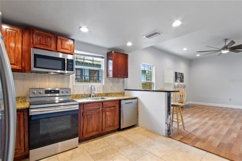 House in Tampa, Florida 4 bedrooms, 122.91 sq.m. № 1256993 - photo 9