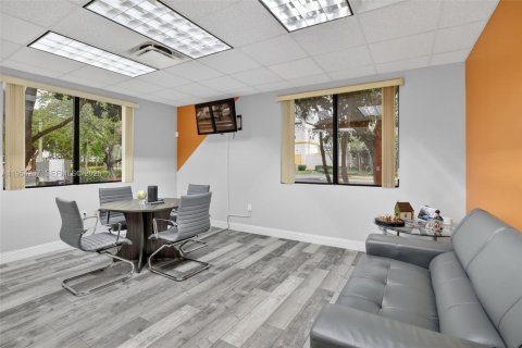 Commercial property in Sunrise, Florida № 2009093 - photo 12