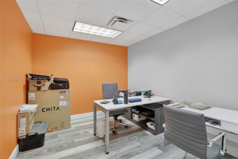 Commercial property in Sunrise, Florida № 2009093 - photo 15