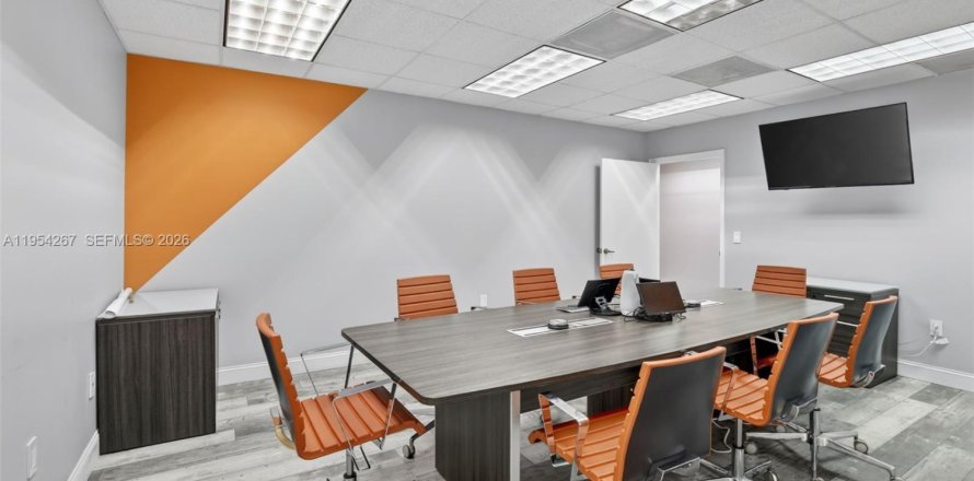 Commercial property in Sunrise, Florida № 2009093