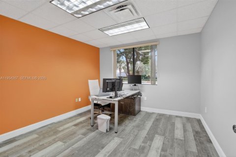 Commercial property in Sunrise, Florida № 2009093 - photo 8