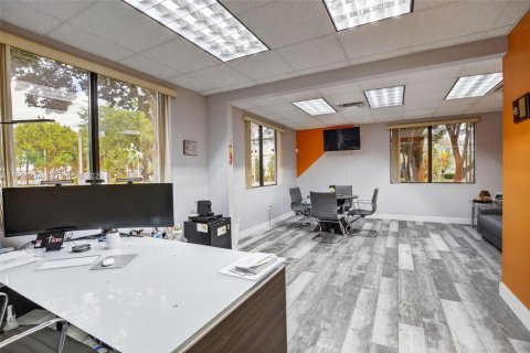 Commercial property in Sunrise, Florida № 2009093 - photo 11