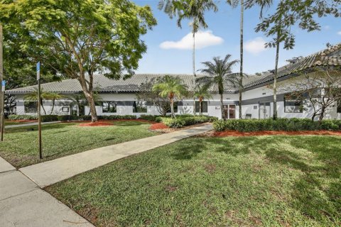 Commercial property in Sunrise, Florida № 2009093 - photo 3