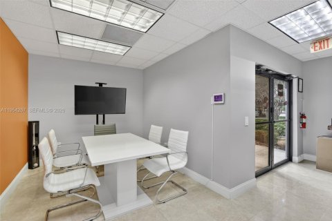 Commercial property in Sunrise, Florida № 2009093 - photo 6